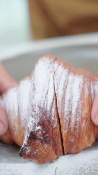 Croissant rellenos!! 🥐🫶🏼
Disponibles todos los días
Solos, con crema de pistachos o nutella..
.
.
.
.
#villadelparque #panaderia #pasteleria #buenosaires #lanuevamuguet #croissant #nutella #pistacho #manteca