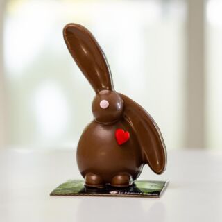Tenemos una gran oferta de huevos y figuras para tu mesa de pascuas 🐰🐇🐣
Semi amargo, con leche y blanco..
Todo elaborado artesanalmente por nuestros chocolateros y con el mejor chocolate belga @callebaut_ar 
❤️❤️❤️